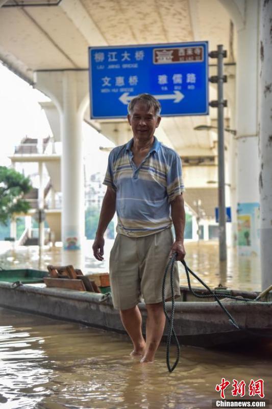 洪水時(shí)當(dāng) 船員 接送鄰居 老人連干28年